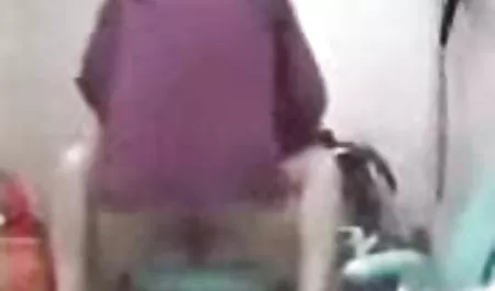 அம்மா தன் உள்ளாடைகளை உந்தப்பட்ட முதிர்ந்த பெண்கள் எடுக்கிறது